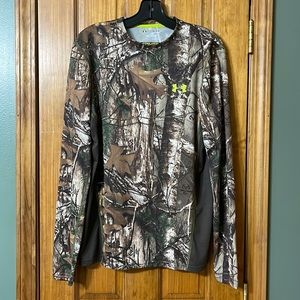 Under Armour mens RealTree camo long sleeve shirt. Lightweight. Excellent cond